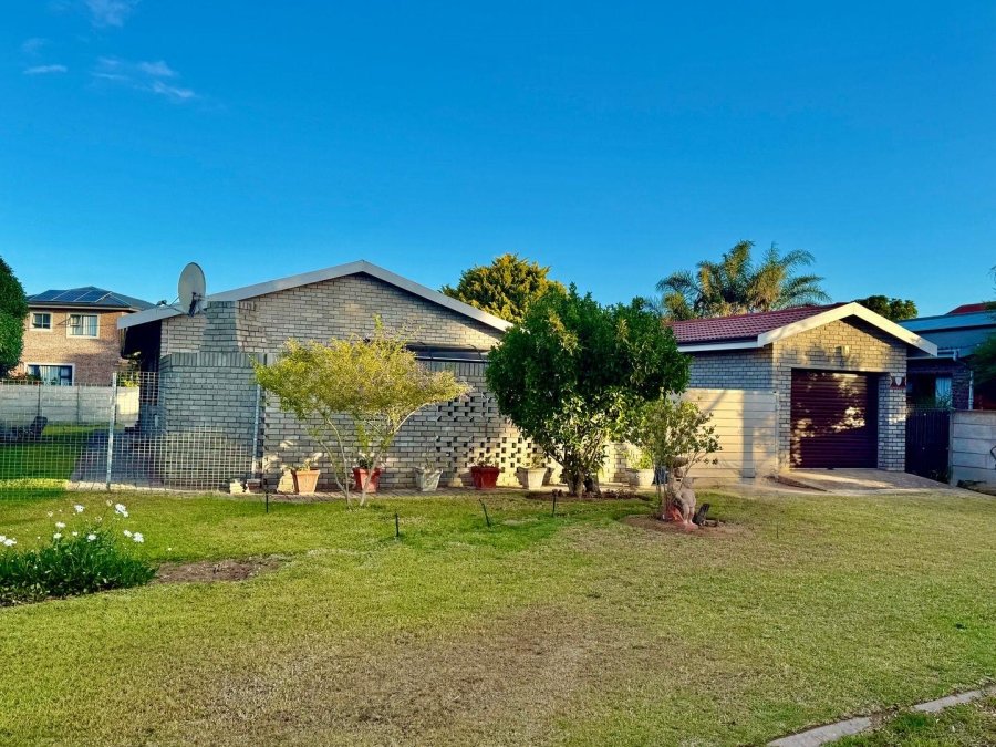 4 Bedroom Property for Sale in Stilbaai Wes Western Cape